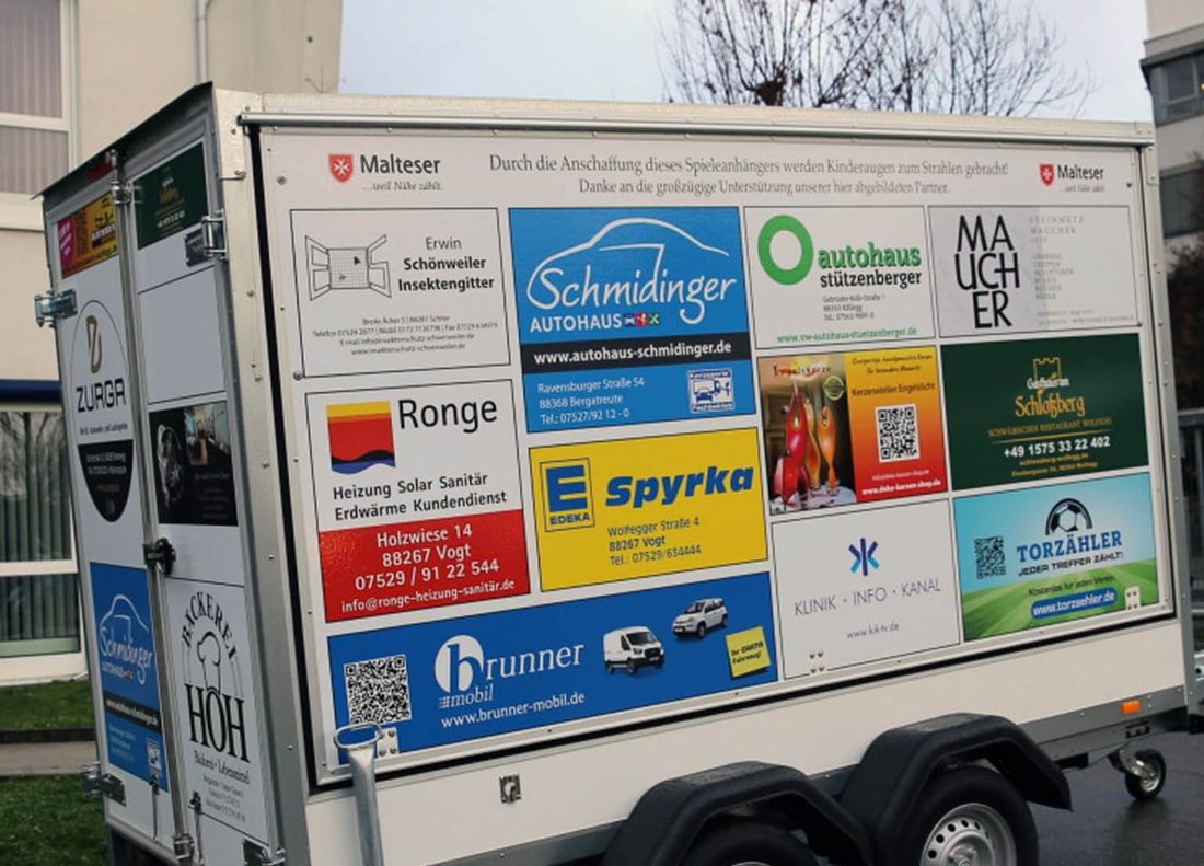 Spielanhänger der Malteser mit den Werbeflächen der finanzierenden Betriebe