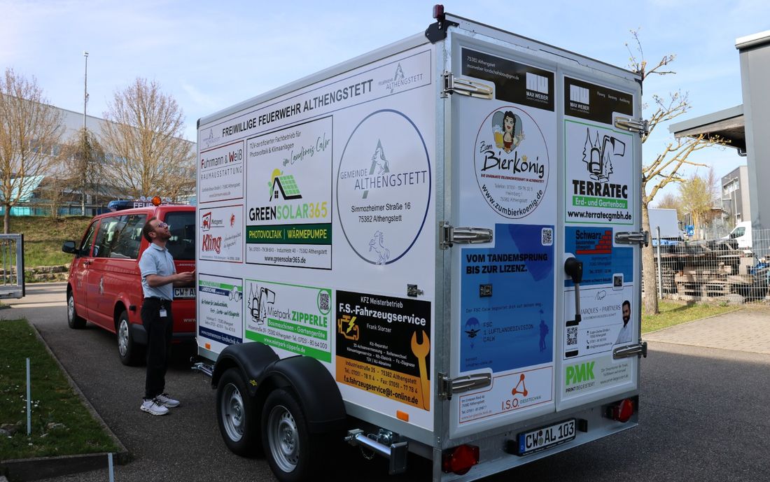 Anhänger der Freiwilligen Feuerwehr Althengstett bei der Übergabe
