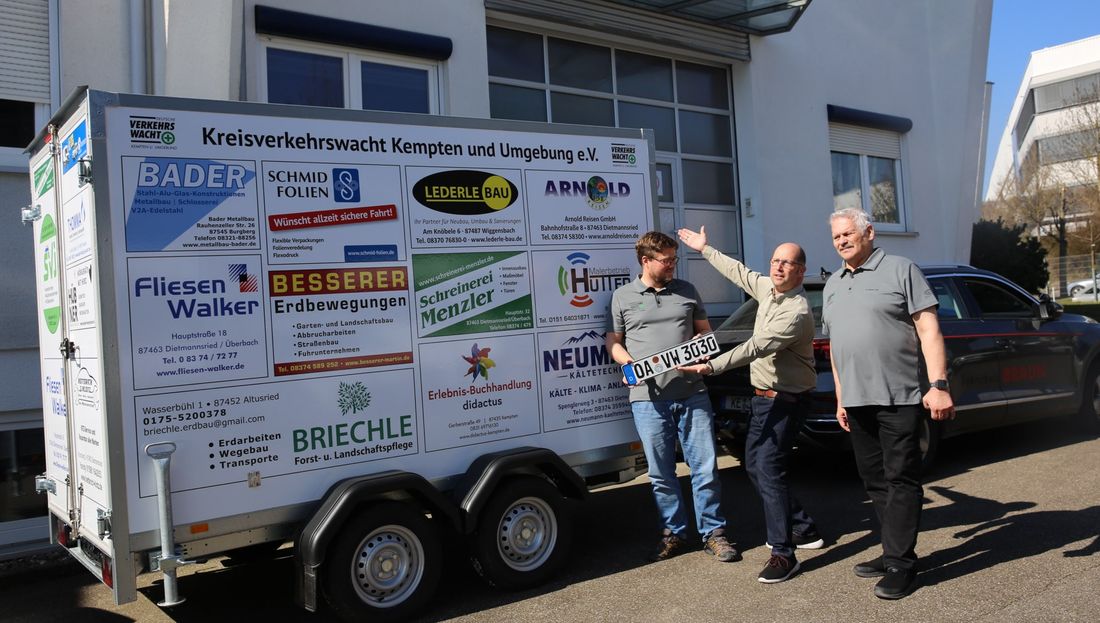 Übergabe des Anhängers an die Kreisverkehrswacht Kempten und Umgebung e.V.